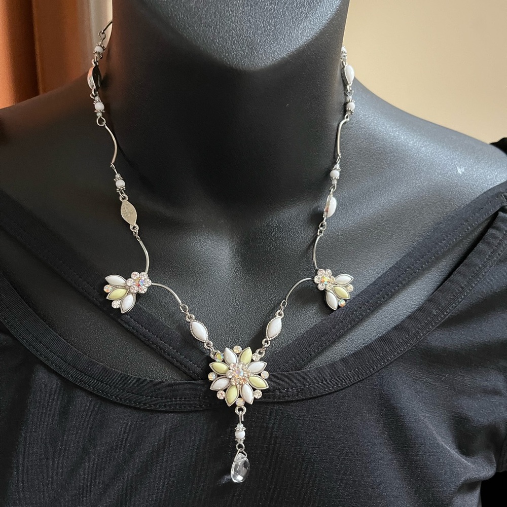 Unsigned Retro Rockabilly 1950s style Rhinestone Lime White Flower Necklace